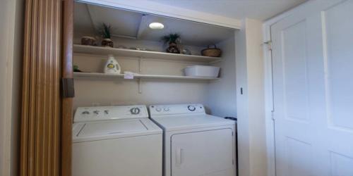 Powder room / laundry room